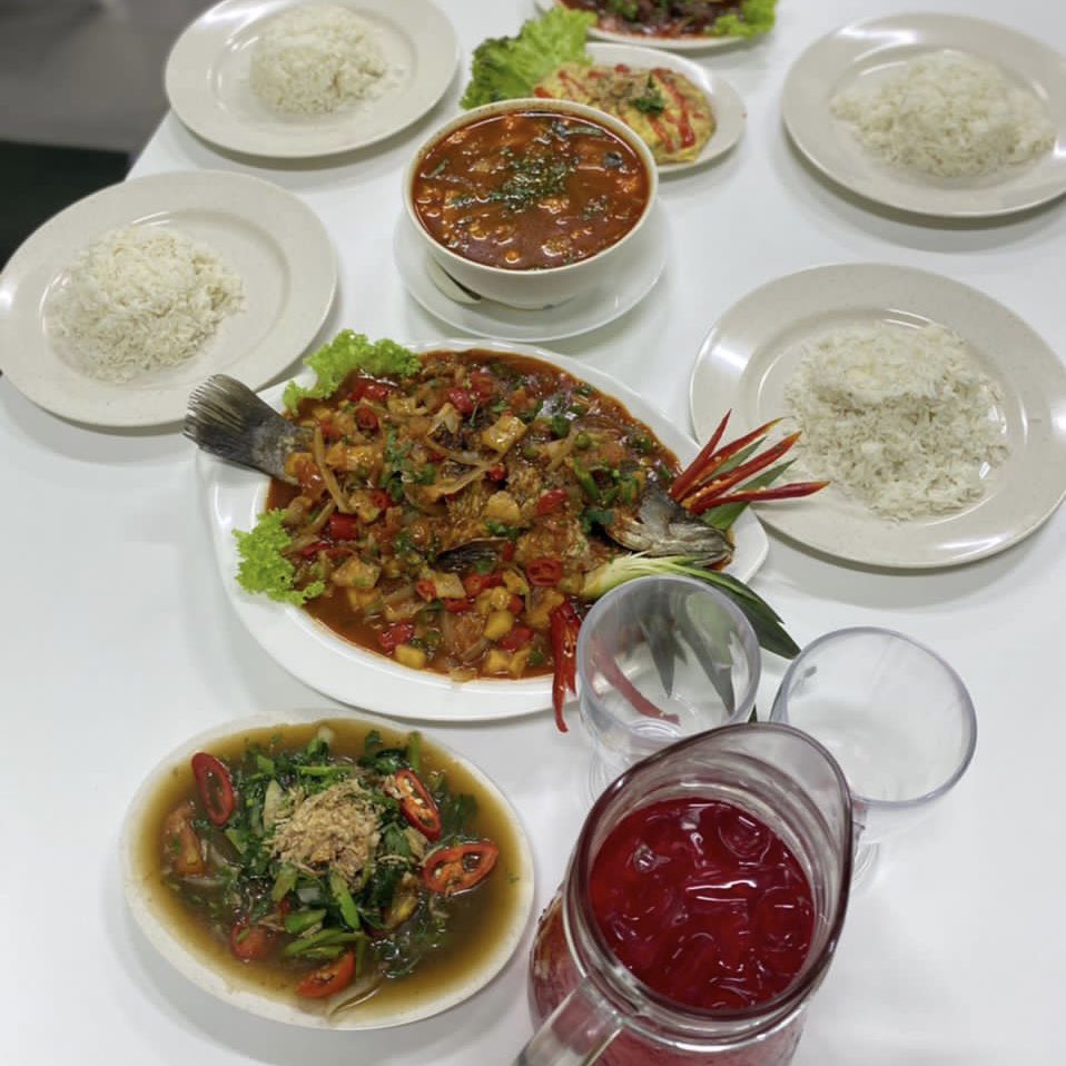 MohKeIpoh's tweet photo. Mencari tempat sarapan di Greentown, Ipoh? Moh ke Riana Rose Cafe!

Kafe ini baru sahaja dibuka. Untuk sarapan ada menu Nasi Lemak, Nasi Kerabu, Nasi Berlauk &amp; Roti Titab, Roti Bakar &amp; banyak lagi!

Nak makan tengahari ke malam pun boleh kome. Ada masakan panas &amp; western 😍 https://t.co/GWWVx058jT