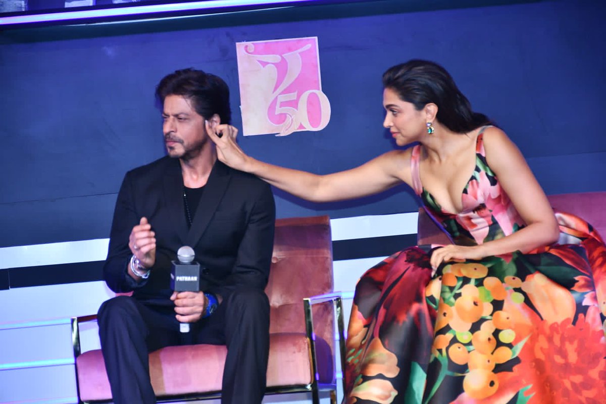 JoySRKian_2's tweet photo. Chahe jise durr se duniya wo mere kareeb hai ..... https://t.co/4xFdEGQ5zu