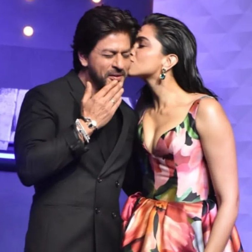 JoySRKian_2's tweet photo. Chahe jise durr se duniya wo mere kareeb hai ..... https://t.co/4xFdEGQ5zu