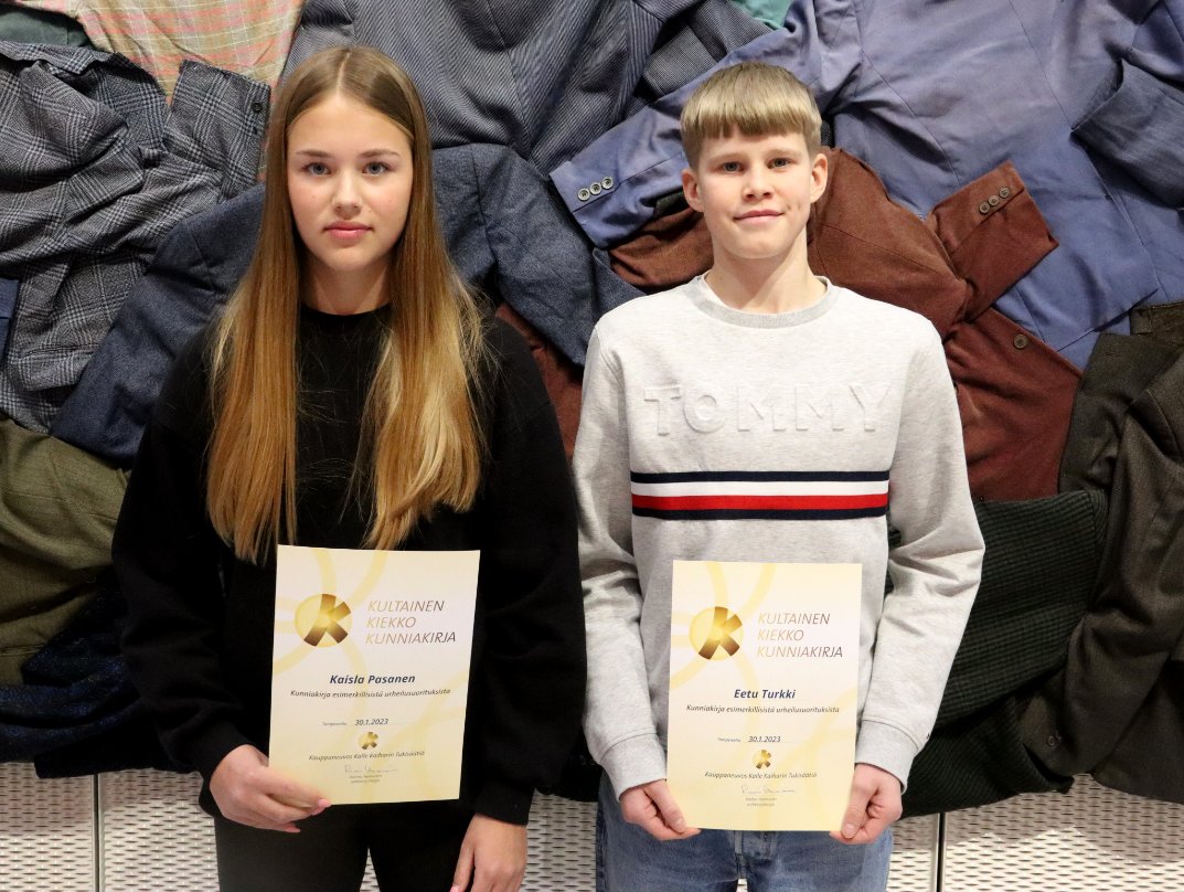 IlvesJuniorit's tweet photo. Ilveksen Kaisla Pasanen ja Eetu Turkki palkittiin tänään Tampere-talolla Kalle Kaiharin tukisäätiön stipendeillä! 🤩👏🏆 

Myös @IlvesEdustus riveihin palannut Santeri Haarala sai stipendin 😊🙌

➡️ https://t.co/xsBl4pVJ3h

#keltavihreä #ilves #tampere #kallekaiharintukisäätiö https://t.co/pb81evg4aa