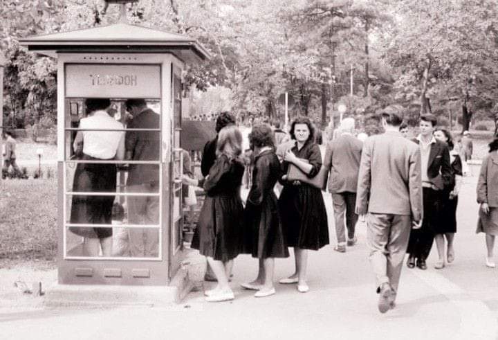 Javna telefonska govornica u Knez Mihailovoj ulici, Beograd 1959. godine😊

Fragmenti prošlosti
