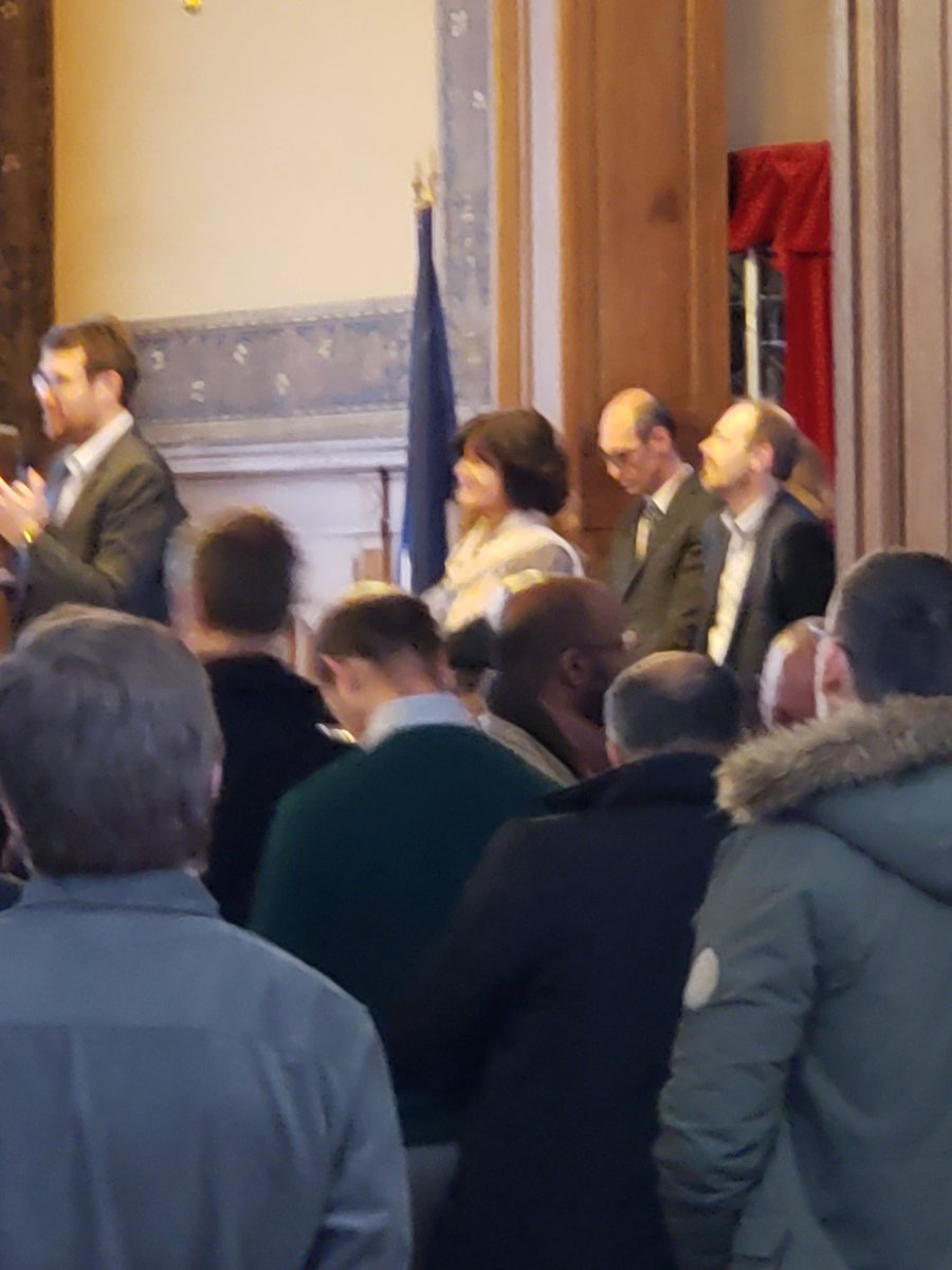 MetropolisDate's tweet image. #Paris12
@AntoineGuillou adjoint en charge RH accueille le personnel de la #dsin pour la cérémonie des vœux et la galette républicaibe en mairie de @Mairie12Paris dont l'élue est @EPierreMarie