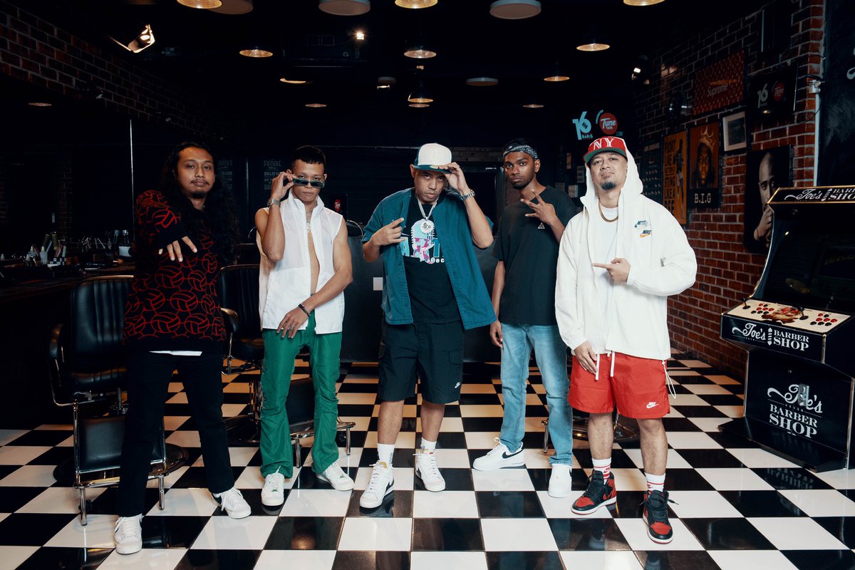 16BarisOfficial's tweet photo. #JAYSTATION, @HXMBA_ &amp; #SYNTAX did not hold back and went all out on EP11! 😮‍💨 

https://t.co/UvfGDwkrsR

#16BarisxTuneTalk #GoBeyond #AirForce1 #DefJamMsia #UniversalMusicMalaysia #WeAreRocketfuel https://t.co/kTDZ6jz8k7