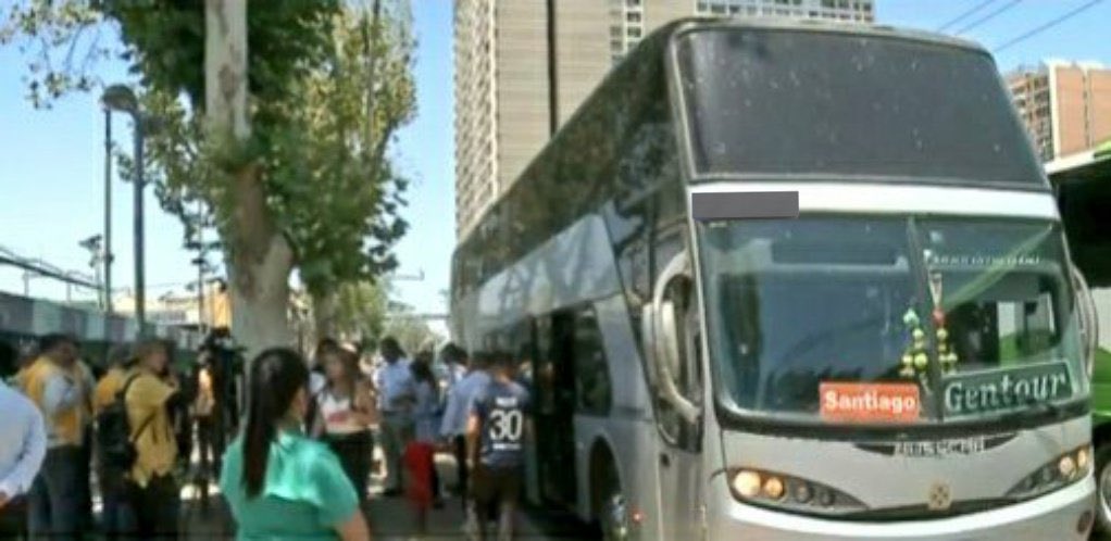joseantoniokast's tweet photo. Todos los dias llegan buses a Santiago, repletos de extranjeros ilegales que entraron a Chile por pasos irregulares.¿Cuánto más tenemos que esperar para que el Gobierno haga la pega? https://t.co/gLEQJQkGZN