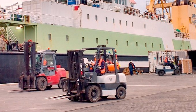 Descubra el rol de las Grúas Horquilla en las faenas portuarias y cómo este mercado se ha adaptado a las operaciones del rubro, en bit.ly/3Jqsn7L