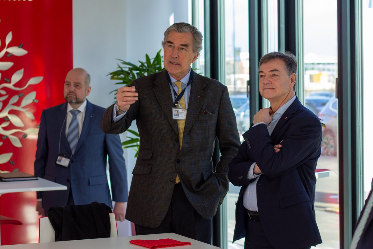BBK_Bund's tweet photo. #BBK-Präsident Ralph Tiesler besuchte heute die Zentrale der @malteserDE in Köln. Mit Georg Khevenhüller, dem Präsidenten der #HiOrg, sprach er u.a. über die Gleichstellung von ehrenamtlichen Helfer:innen sowie gemeinsame Projekte, darunter eine #Cyberresilienz|initiative. https://t.co/1xf711MsyZ