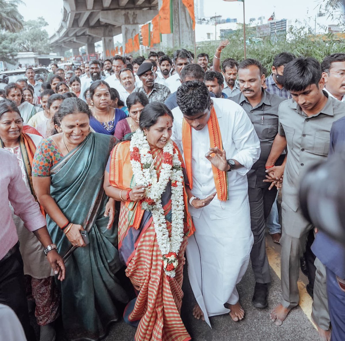 annamalai_k's tweet photo. இன்று, @BJP4TamilNadu மூத்த தலைவரும், @BJPMahilaMorcha தேசியத் தலைவருமான @VanathiBJP அக்கா அவர்கள், மேற்கோள்ளும் தைப்பூச பழனி யாத்திரையை, கோவை ஈச்சனாரி வினாயகர் ஆலயத்தில் தொடங்கி வைத்தோம். அவர்கள் பாதயாத்திரை பயணம், சிறப்பாக அமைய வாழ்த்துக்கள். 

வெற்றிவேல்.. வீரவேல்.. https://t.co/o3WJadcvTO