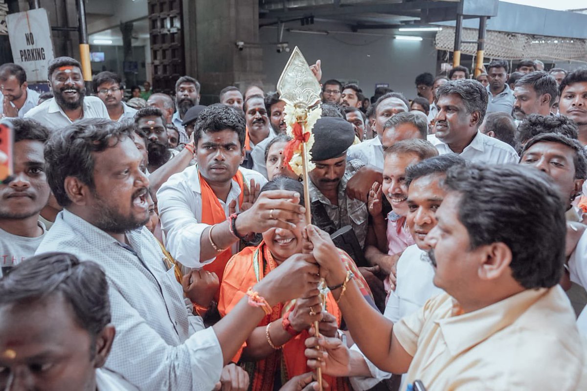 annamalai_k's tweet photo. இன்று, @BJP4TamilNadu மூத்த தலைவரும், @BJPMahilaMorcha தேசியத் தலைவருமான @VanathiBJP அக்கா அவர்கள், மேற்கோள்ளும் தைப்பூச பழனி யாத்திரையை, கோவை ஈச்சனாரி வினாயகர் ஆலயத்தில் தொடங்கி வைத்தோம். அவர்கள் பாதயாத்திரை பயணம், சிறப்பாக அமைய வாழ்த்துக்கள். 

வெற்றிவேல்.. வீரவேல்.. https://t.co/o3WJadcvTO