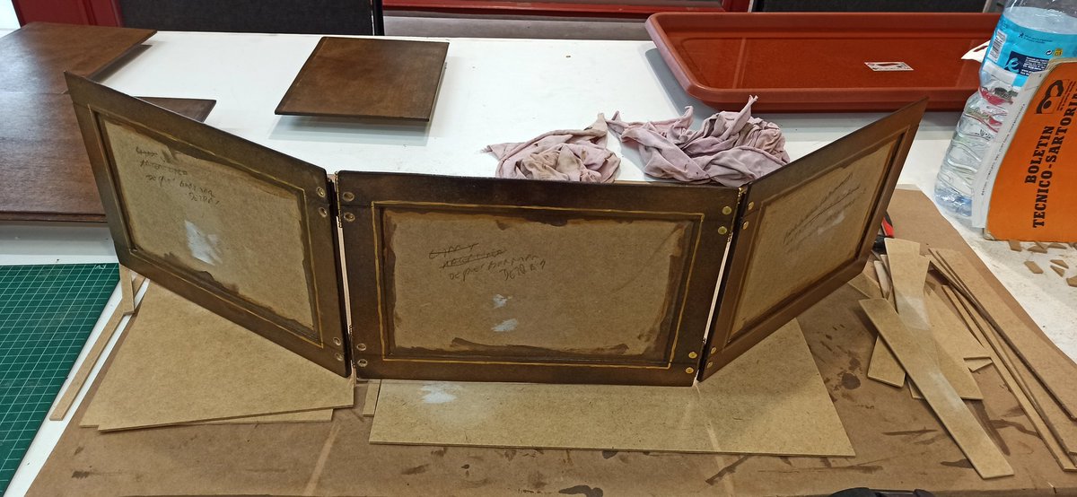 emenica's tweet image. ¿Queríais tres paneles? Pues tomad tres paneles... 

Hay que rematar un par de cosas (y meter el arte, claro) pero no ha quedado mal el prototipo. 

¿Que os parece?