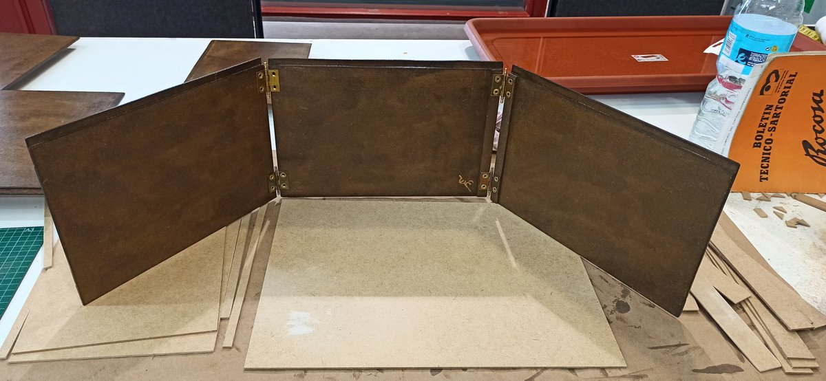 emenica's tweet image. ¿Queríais tres paneles? Pues tomad tres paneles... 

Hay que rematar un par de cosas (y meter el arte, claro) pero no ha quedado mal el prototipo. 

¿Que os parece?