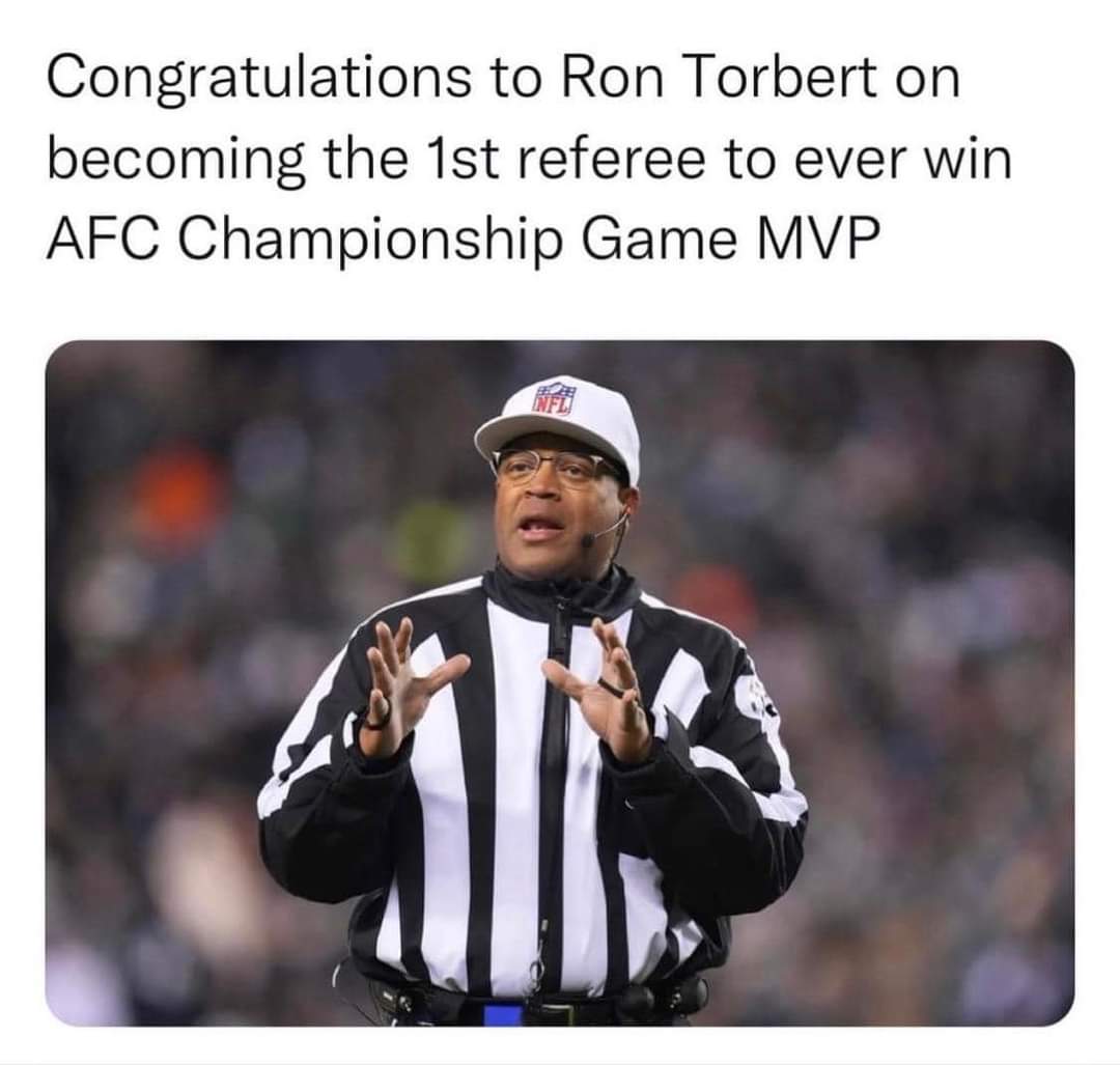 The same play that hit on Mahomes out of bounds! Obviously holding right in front of this guy!#NFLRIGGED