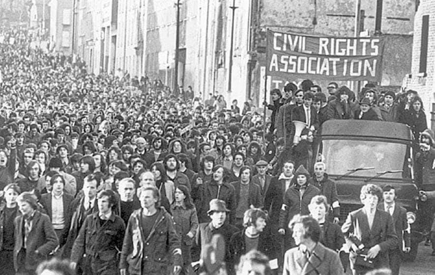 aiutupaisanu's tweet photo. Le 30/01/1972, à #Derry, se passait le #BloodySunday.
14 personnes ont été tuées par l'armée britannique lors d'une manifestation pour les droits civiques, l'egalité entre protestants et catholiques et contre la répression. 
Un crime d'Etat au nom de l'impérialisme. https://t.co/eCrNHWiCvu