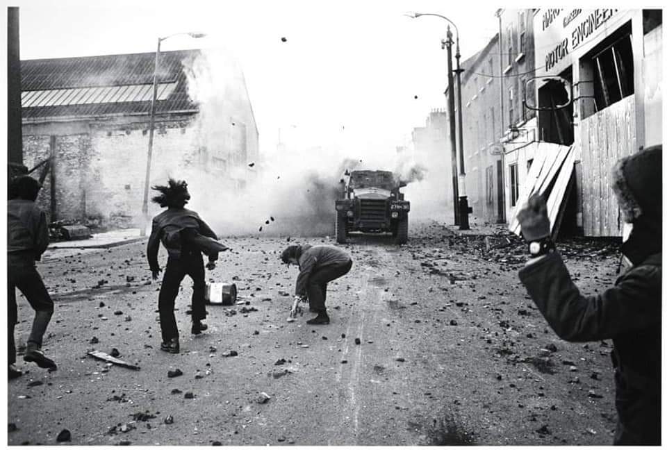 aiutupaisanu's tweet photo. Le 30/01/1972, à #Derry, se passait le #BloodySunday.
14 personnes ont été tuées par l'armée britannique lors d'une manifestation pour les droits civiques, l'egalité entre protestants et catholiques et contre la répression. 
Un crime d'Etat au nom de l'impérialisme. https://t.co/eCrNHWiCvu