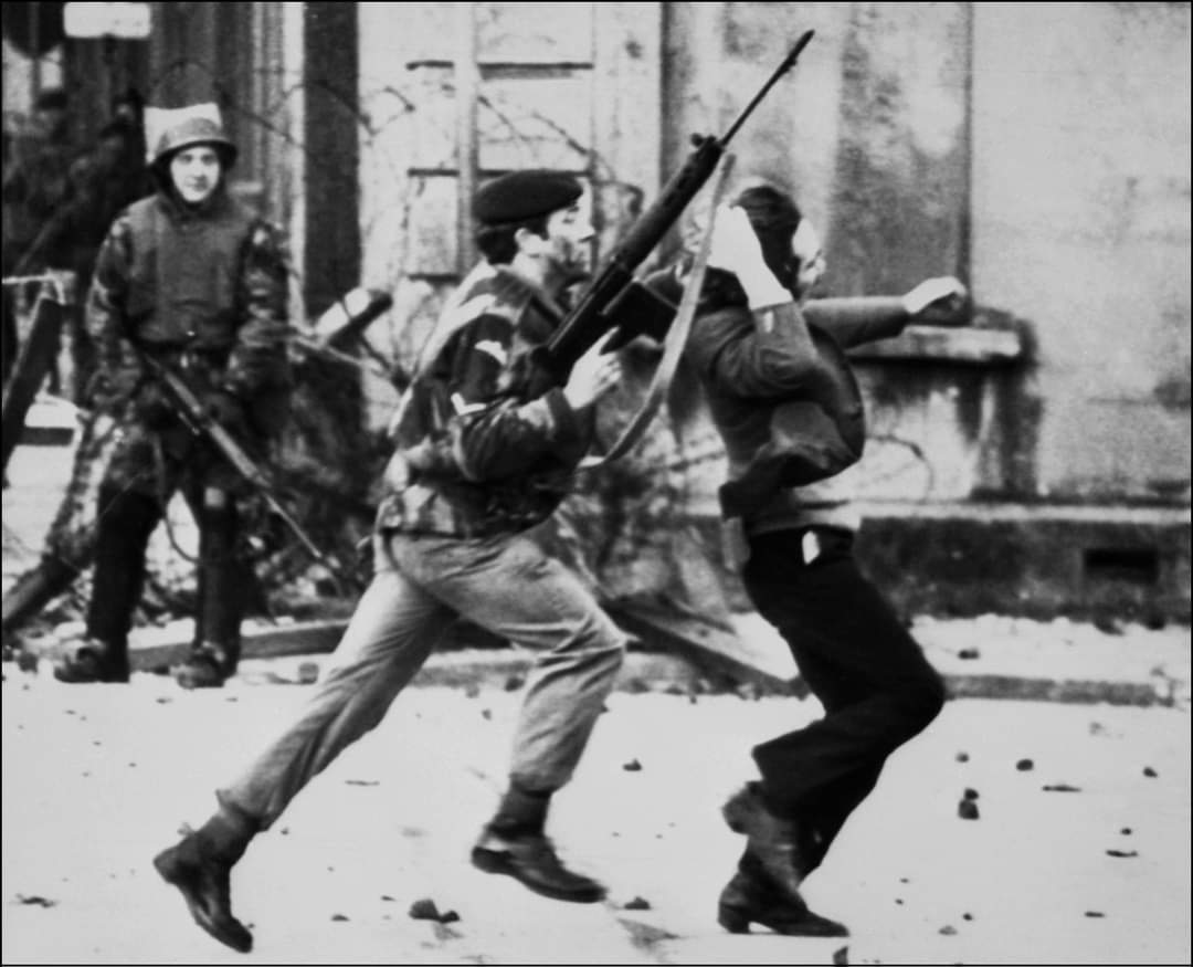 aiutupaisanu's tweet photo. Le 30/01/1972, à #Derry, se passait le #BloodySunday.
14 personnes ont été tuées par l'armée britannique lors d'une manifestation pour les droits civiques, l'egalité entre protestants et catholiques et contre la répression. 
Un crime d'Etat au nom de l'impérialisme. https://t.co/eCrNHWiCvu