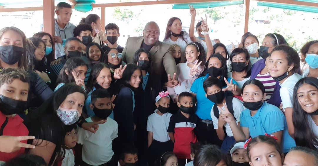 vargas_mimou's tweet photo. El Gobierno Bolivariano reafirma el compromiso de promover la convivencia pacífica,el respeto y la tolerancia en el sistema educativo. El llamado es a sumarnos a la Paz en todos los espacios. 
Díᴀ Eꜱᴄᴏʟᴀʀ ᴅᴇ ʟᴀ Pᴀᴢ ʏ ʟᴀ Nᴏ Vɪᴏʟᴇɴᴄɪᴀ🕊️
 #LasSancionesCastiganLaSalud https://t.co/GMhDUiN3az