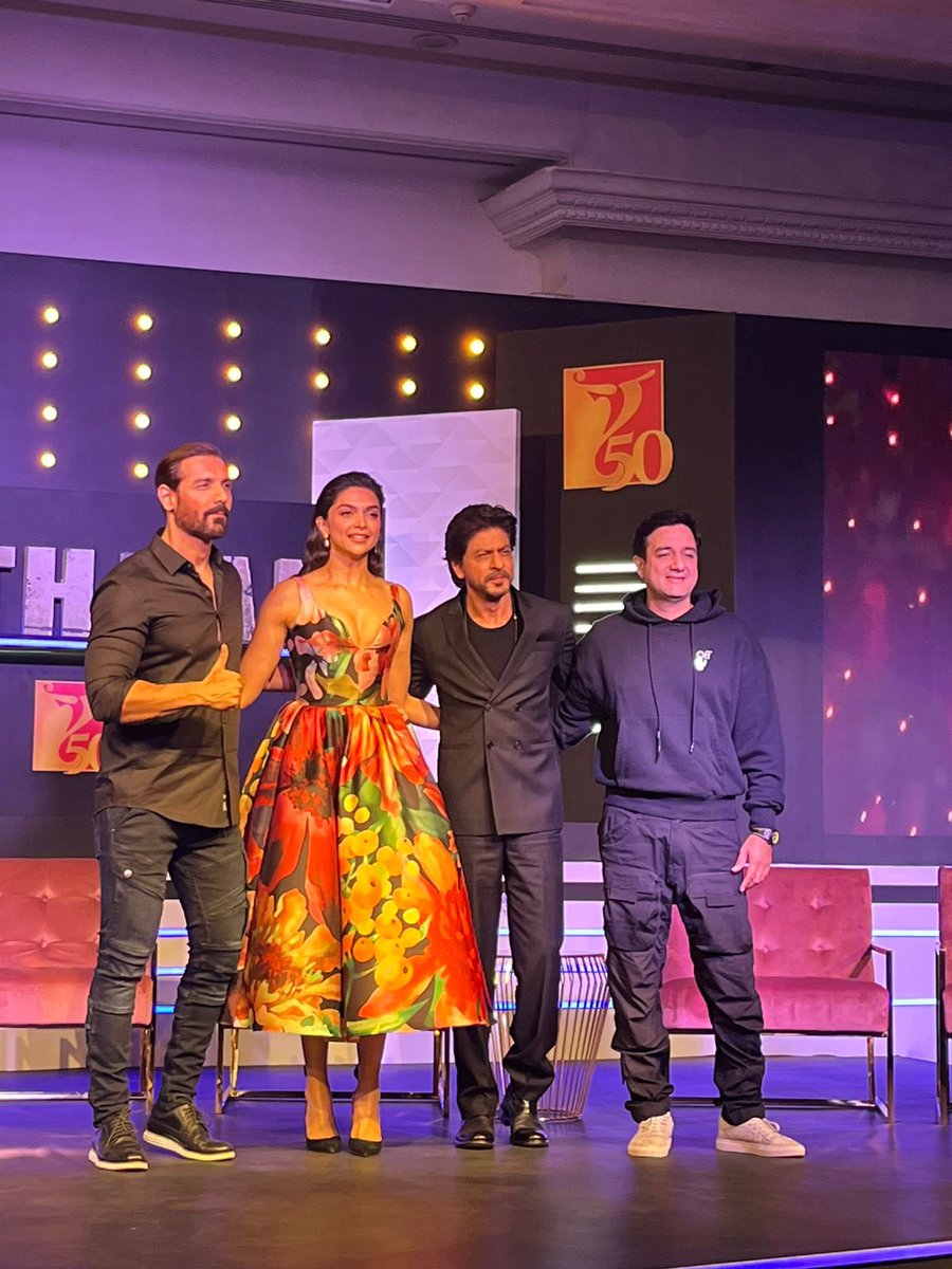 IK_SRKian_'s tweet photo. Party pathaan ke ghar par rakhoge mehmaan nawazi ke liye #Pathaan to aayega hi..!
#TeamPathaan PATHAAN 500 CR IN 5 DAY 💣💥 https://t.co/fW66Dxhgaw