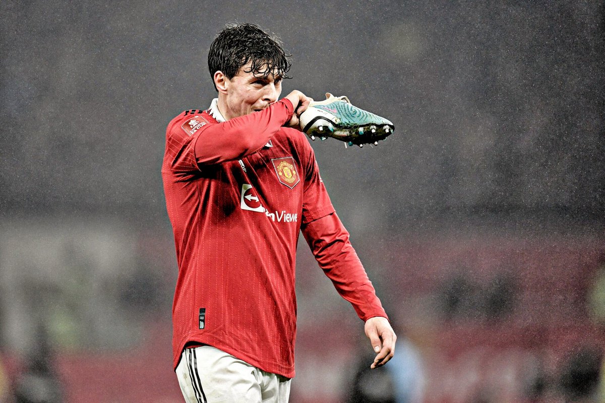 utdplay's tweet image. 🚨 Victor Lindelof akan tetap bertahan di Manchester United bulan ini di tengah minat dari Atletico Madrid dan Inter Milan.

Manchester United menganggapnya 100% bagian dari skuad untuk sisa musim ini. #MUFC

(📰 @FabrizioRomano)