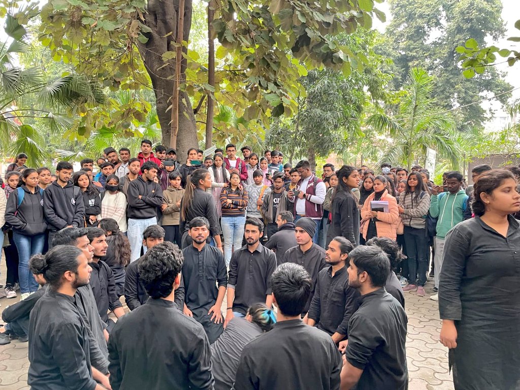 ArvindGaur's tweet photo. अस्मिता थियेटर ने एसिड एटैक, छेड़खानी, घरेलू हिंसा, भ्रूण हत्या, मानसिक और शारीरिक हिंसा के खिलाफ शिवाजी कालेज में आज 'दस्तक' नुक्कड़ नाटक किया। 
नाटक की प्रस्तुति में सहयोग के लिए
कालेज के छात्रों, प्राध्यापकगण और दिल्ली कानूनी सेवा प्राधिकरण का धन्यवाद।
#AsmitaTheatre #Theatre https://t.co/sIgneHKCOI
