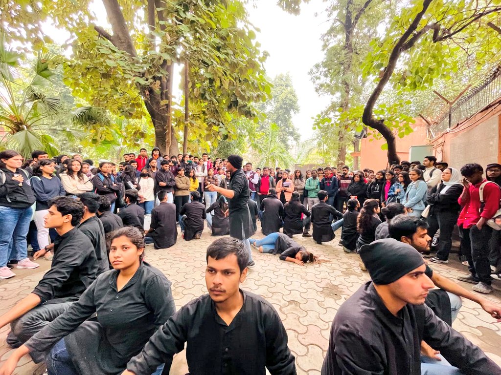 ArvindGaur's tweet photo. अस्मिता थियेटर ने एसिड एटैक, छेड़खानी, घरेलू हिंसा, भ्रूण हत्या, मानसिक और शारीरिक हिंसा के खिलाफ शिवाजी कालेज में आज 'दस्तक' नुक्कड़ नाटक किया। 
नाटक की प्रस्तुति में सहयोग के लिए
कालेज के छात्रों, प्राध्यापकगण और दिल्ली कानूनी सेवा प्राधिकरण का धन्यवाद।
#AsmitaTheatre #Theatre https://t.co/sIgneHKCOI