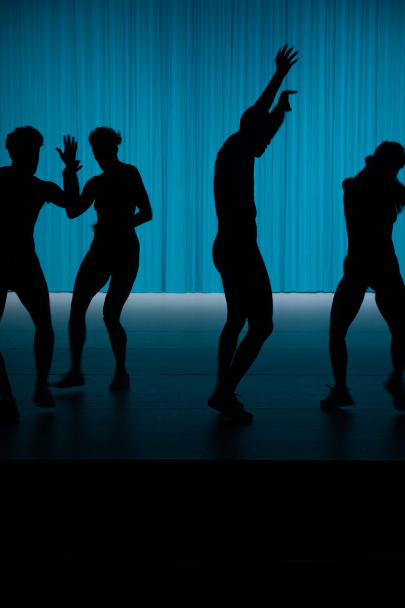 mercatflors's tweet photo. ‘Recoreografiar lo sintomático’ (Riikka Laakso).

"En cada obra, la bailarina y coreógrafa Mette Ingvartsen, transita por una multiplicidad de formas y mecanismos: propone qué es y qué podría ser la danza en el s. XXI"

Llegeix el text a #ElBlogDelMercat: 
https://t.co/cAmwBUBS1x https://t.co/Qti4AKK3fe