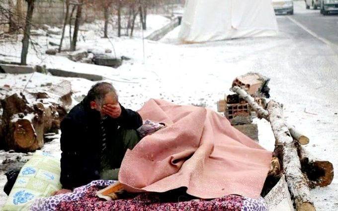Une image douloureuse des personnes touchées par le tremblement de terre dans la ville de Khoy
Le régime criminel de l'Iran est la cause de toutes les douleurs et souffrances de la nation iranienne.
#WomanLifeFreedom 
#IRGCterrorists 
#Khoy 
#زندانیان_گمنام