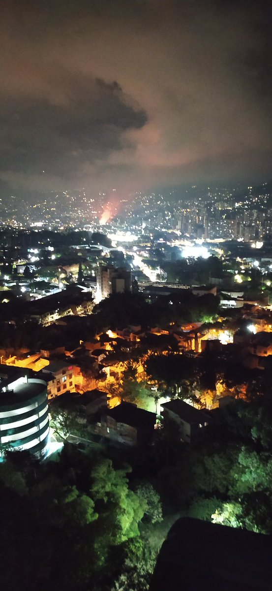 alejorial's tweet photo. Gran incendio en Envigado, se puede observar desde La Estrella. https://t.co/nEm9osIddv
