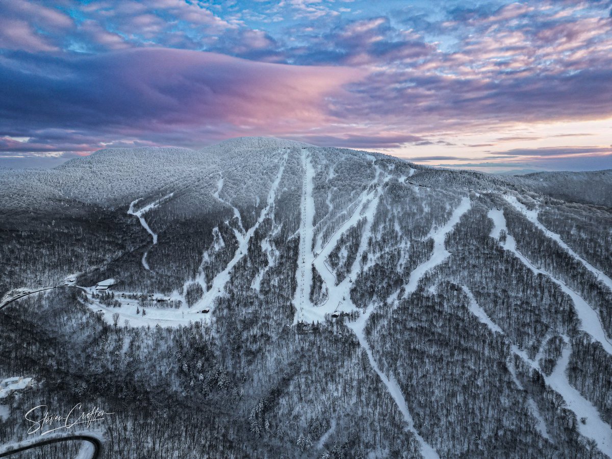StevenCrofton's tweet photo. Sunset over Mont Sutton. #fromwhereidrone #photographers #iloveskiing #purementsutton https://t.co/9Fes0OJf8m