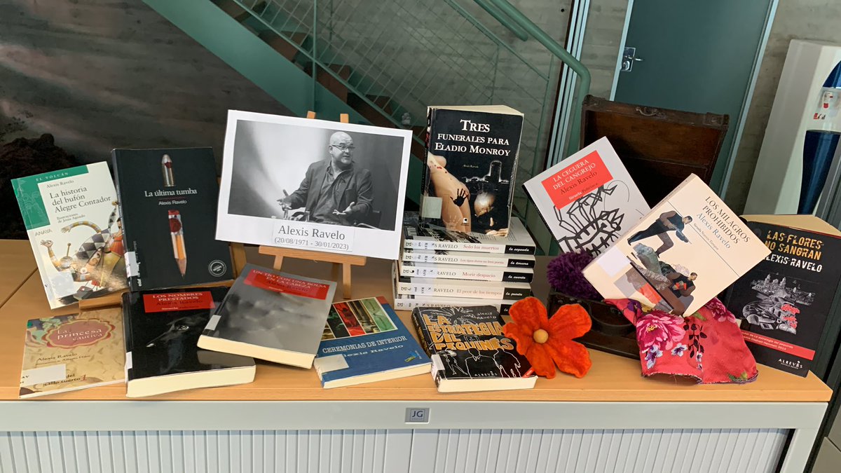 Sin palabras... Toca recordarlo con su re-lectura. Que la tierra te sea leve Alexis Ravelo.