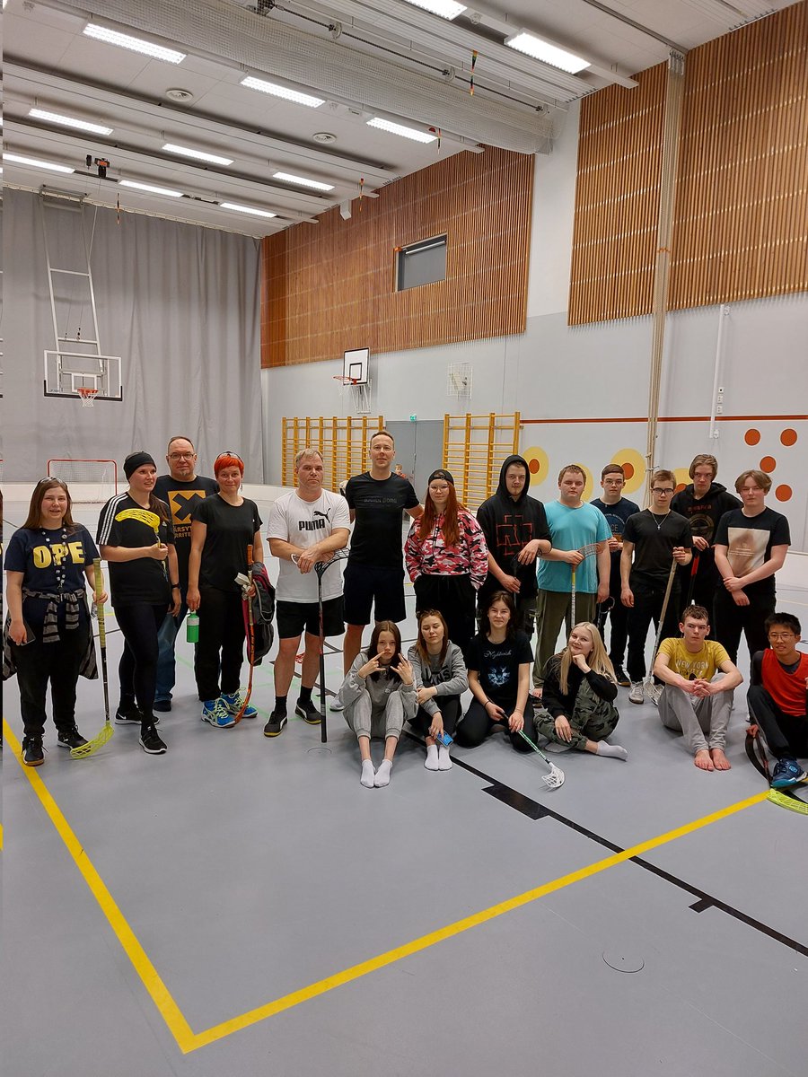 Salibandypeli Oppilaat vs. Henkilökunta päättyi 4-4. Hapoille meni, hyvä tasoinen matsi. Omat tehot melko vaatimattomat. Toivottavasti kunnanjohtajan muilla ammatillisilla osa-alueilla ei tolpat kilise noin..🙂