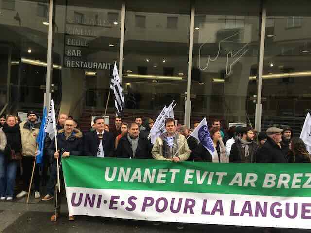 Un brin de monde devant <a href="/tnbrennes/">Théâtre National de Bretagne</a>  pour un appel lancé un vendredi pour interpeller un ministre <a href="/Educ_Nationale/">EducationNation</a> <a href="/PapNdiaye/">Pap Ndiaye</a>  qui n'est pas venu...
Nous souhaitons des réponses concrètes et les budgets pour faire appliquer la loi #molac et la convention avec région #bretagne #bzh