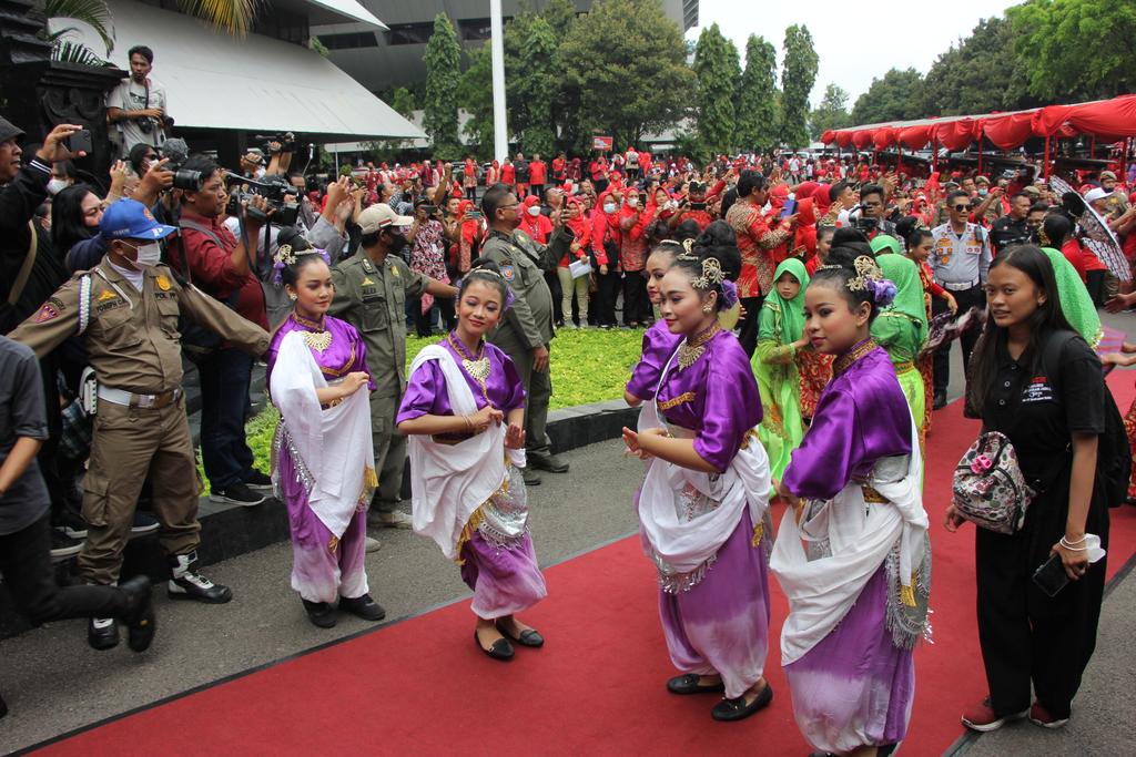 gregetsmg's tweet photo. Sanggar Greget menyambut Ibu Megawati Soekarno Putri dalam acara Pelantikan Walikota Semarang Ibu Hevearita Gunaryanti Rahayu di Gedung Gradhika Bakti Praja Provinsi Jawa Tengah✨

Senin, 30 Januari 2023

Salam Budaya ! 

#gregetsmg #sanggartarigreget #semarang #FYP https://t.co/tjDolL27I7