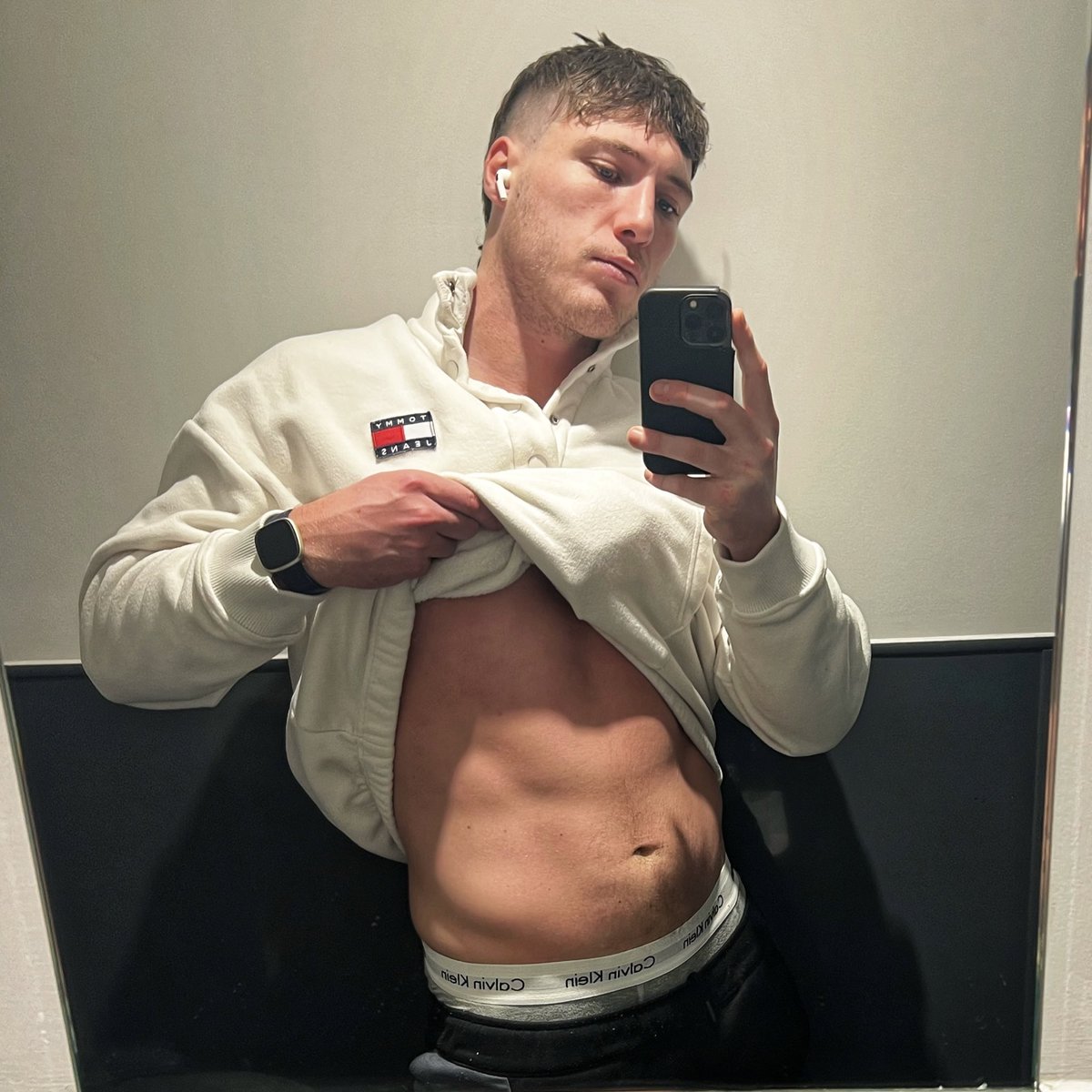 Max_Aries on Twitter: "I’m definitely not ticklish 😬"