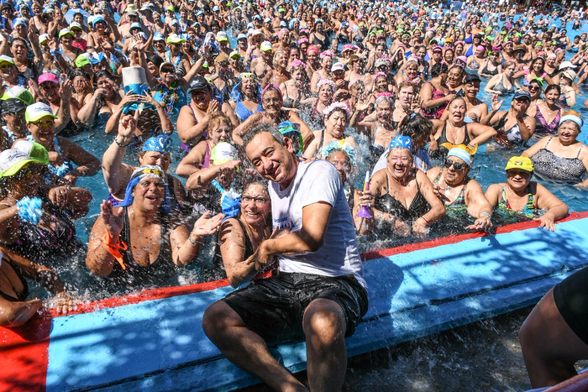 MuniRosario's tweet photo. UN CLÁSICO DEL VERANO 💦
👇 Así se vivió la tradicional clase masiva y abierta de #acuagym en el polideportivo Balneario del Saladillo. 🤸‍♀️🤸‍♂️ Participaron más de 1.500 personas que asisten habitualmente a las jornadas de gimnasia en el agua 💪.

➡️ https://t.co/Aq9fjUQYFF https://t.co/HIwhtx5zlO