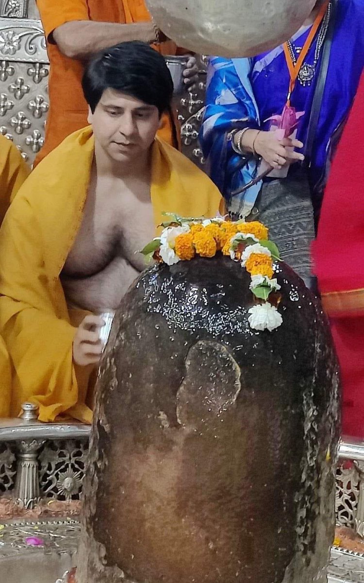 दूसरा रिज़वी तैयार है 
बधाई हो <a href="/Shehzad_Ind/">Shehzad Jai Hind (Modi Ka Parivar)</a> 
पर एक शिकायत है हिन्दू भाईयो से है दलित समाज से आने वाले लोगों को मंदिर में नहीं जाने देते है यह तो मुस्लिम समाज से है इस के जाने से मंदिर अपवित्र नहीं हुआ है?
खैर आप अपने धर्म के बारे में बेहतर जानते है😆
@ansaralamali2
