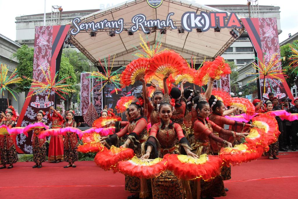 gregetsmg's tweet photo. Sanggar Greget menyambut Walikota Semarang Ibu Hevearita Gunaryanti Rahayu di Halaman Balaikota Semarang dalam rangka tasyakuran pesta rakyat atas Pelantikan Walikota Semarang periode 2021 - 2026✨

Senin, 30 Januari 2023

#gregetsmg #sanggartarigreget #semarang #FYP https://t.co/MdDPFGSf2n