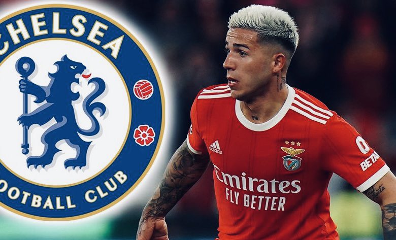 DuncanCastles's tweet image. Enzo Fernandez tells Benfica he wants to join Chelsea this week. 
• Latest €120m offer matches release clause, but paid in instalments
• Benfica say they will not sell; offer midfielder new financial terms to match Chelsea proposal
dailyrecord.co.uk/sport/football…