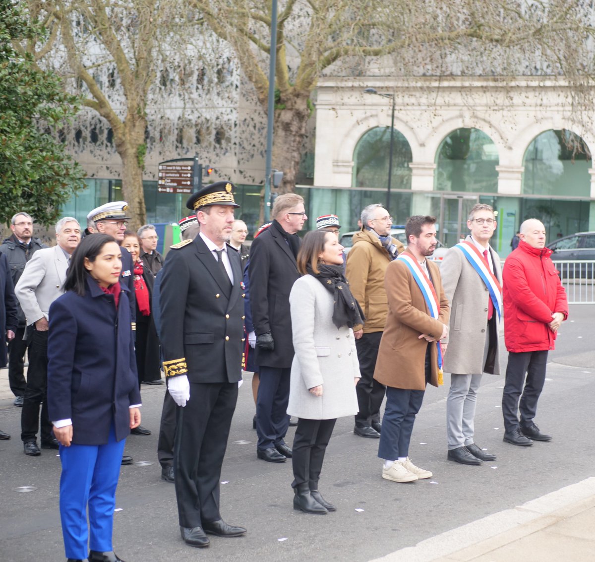 Prefet44's tweet photo. Dans le cadre de sa cérémonie de prise de fonctions, le nouveau préfet de la région Pays de la Loire, préfet de la Loire-Atlantique, Fabrice RIGOULET-ROZE a déposé des gerbes au Monument des 50 otages puis aux Tables mémoriales #Etat #Ceremonie #Nantes https://t.co/8JBBkJp8m4