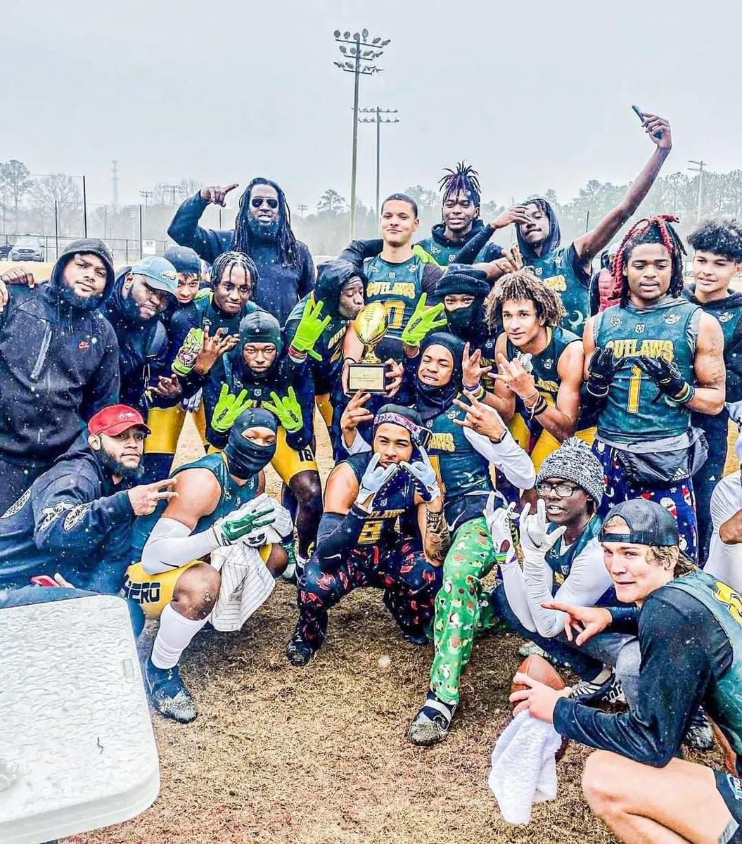 CoachMP__'s tweet photo. Hats off to our Green team for bringing home the Chip 🏆 this past weekend! #SCOUTLAWS @LcOutlaws7v7 @CoachShepQB11 #thestandard https://t.co/gSQ1J3EEXg