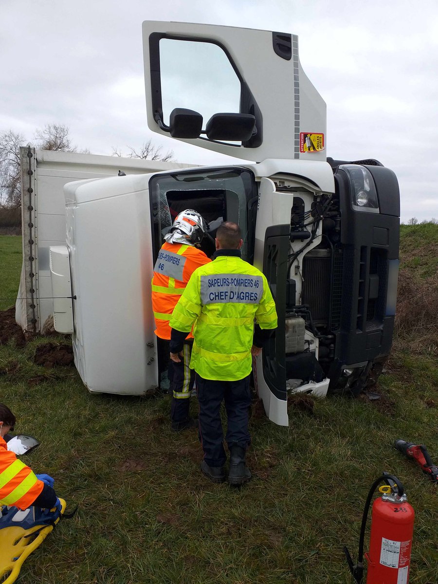 PompiersDuLot's tweet photo. Intervention des @PompiersDuLot le 23-01 à #Condat pour un #AccidentDeCirculation impliquant un #Camion couché sur le flanc après une sortie de route. Une #Victime en UR prise en charge. @Prefet46 
https://t.co/ov9rCXxEs8 https://t.co/9Yv65yESmO