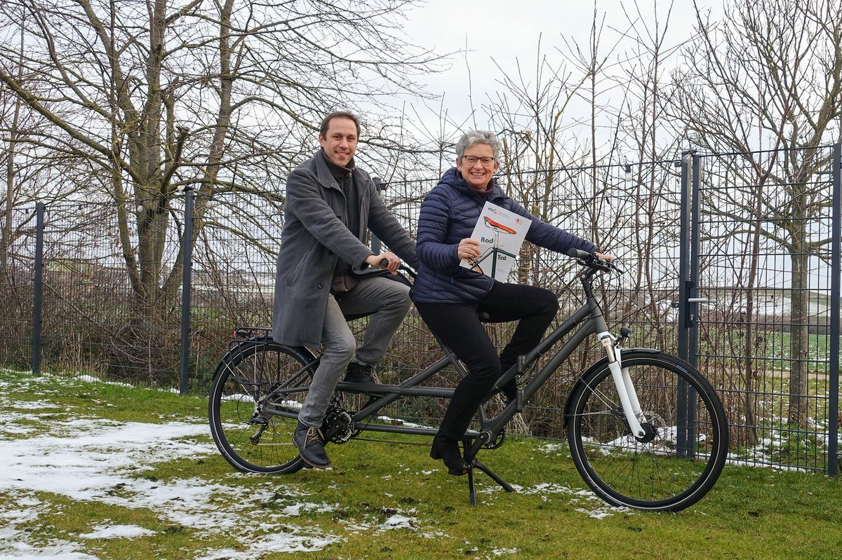 Regina Seibel (vhs-Direktorin) und Gerrit Lungershausen (stellvertretende Betriebsleitung) präsentieren das Programmheft "Rad &amp; Tat" auf einem Tandem des Hochheimer Herstellers Bike Petry. #vhs #fahrrad #hofheim #mtk <a href="/mtk_info/">Main-Taunus-Kreis</a>