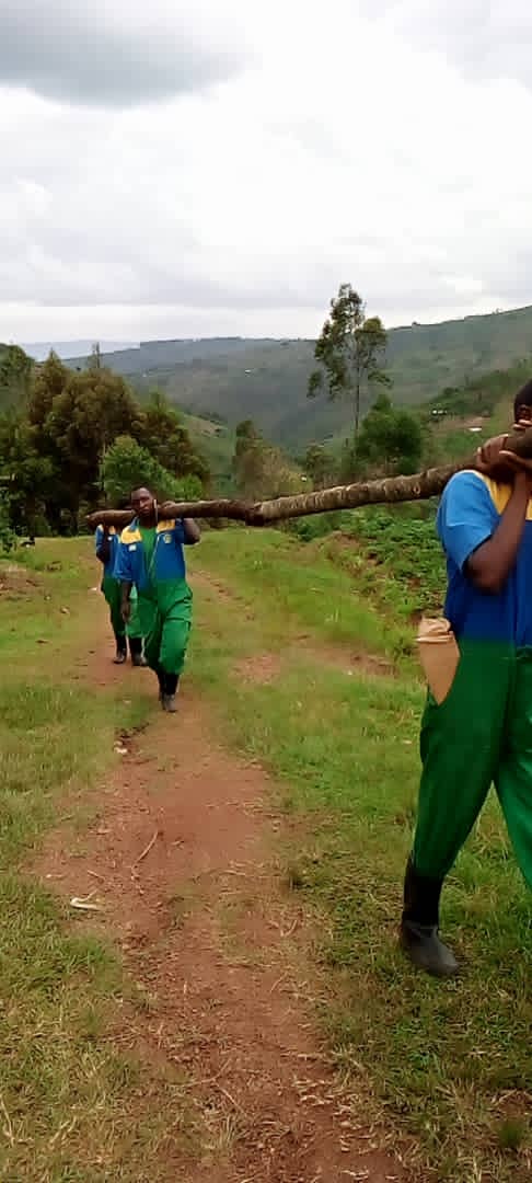 Inkomezabigwi22's tweet photo. #Kayenzi intore ziri kurugerero zikomeje ibikorwa byo gufasha abatishoboye kubona amacumbi hano bakaba batundaga ibiti byo gushora inzu @Kamonyi @RwandaLocalGov @RwandaSouth @Unity_MemoryRw @DrNahayo @uwiringirajosee https://t.co/0T8g1xgNvt