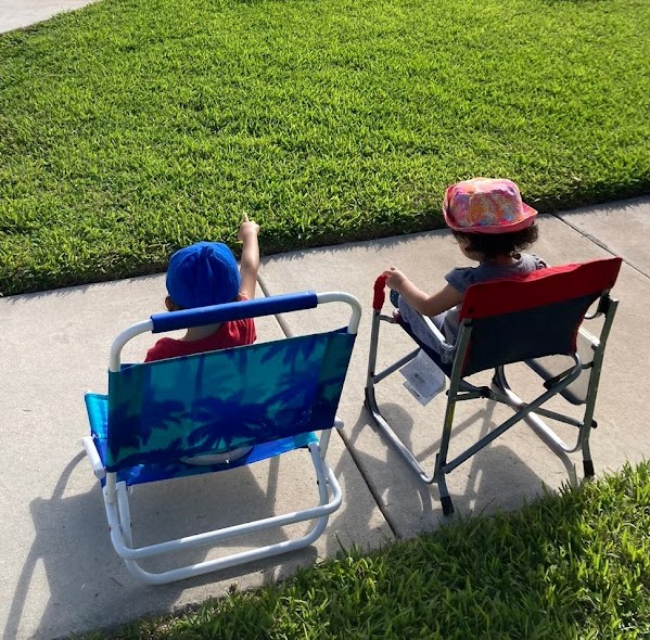 Waste_Pro_USA's tweet photo. #FutureWastePro β these two future Pros await their weekly visit from Marvin, their favorite #GarbageTruck driver.
#CaringForOurCommunities #HighFive #Community #WPFamily #Team #WasteProWay https://t.co/aKOpy6vvj6
