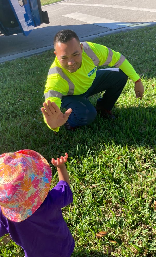 Waste_Pro_USA's tweet photo. #FutureWastePro β these two future Pros await their weekly visit from Marvin, their favorite #GarbageTruck driver.
#CaringForOurCommunities #HighFive #Community #WPFamily #Team #WasteProWay https://t.co/aKOpy6vvj6