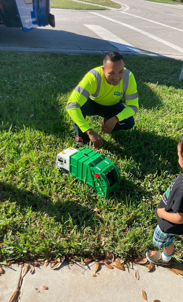 Waste_Pro_USA's tweet photo. #FutureWastePro β these two future Pros await their weekly visit from Marvin, their favorite #GarbageTruck driver.
#CaringForOurCommunities #HighFive #Community #WPFamily #Team #WasteProWay https://t.co/aKOpy6vvj6