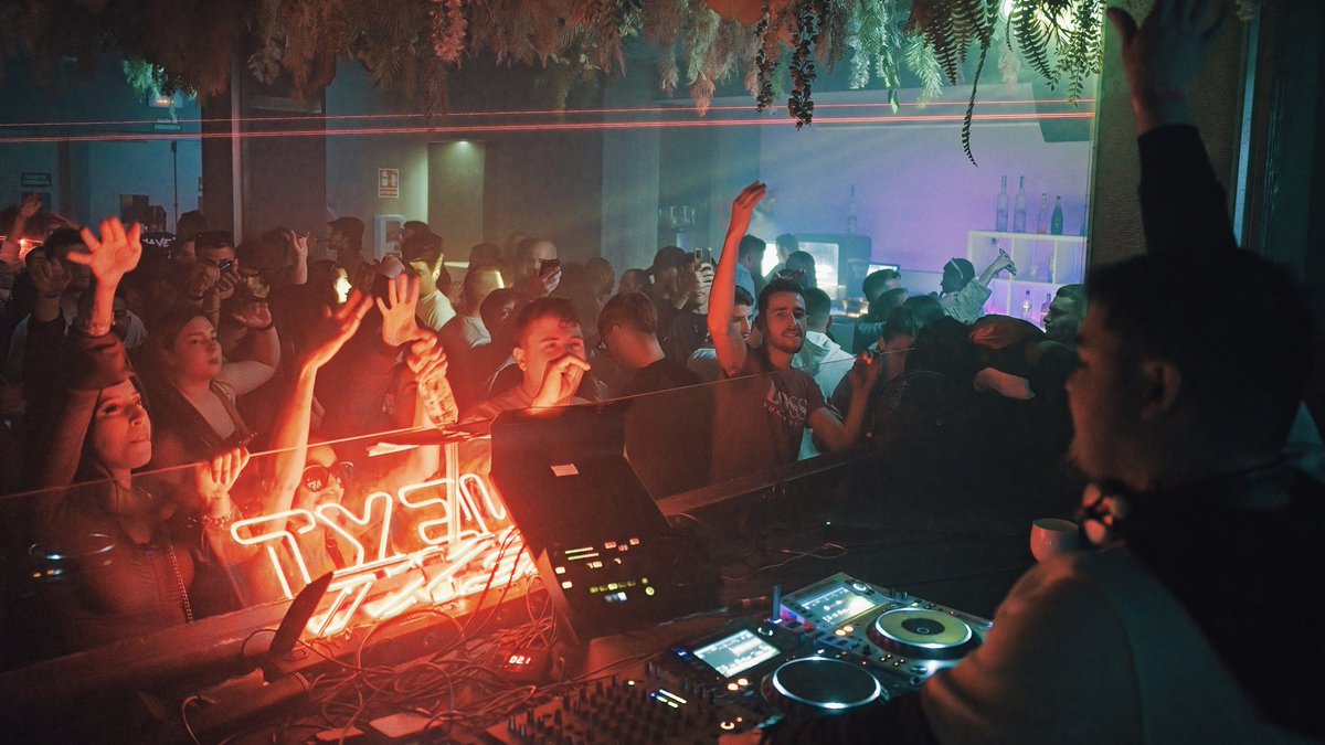 BelmontMusicDJ's tweet photo. Pequeños fragmentos de una noche inolvidable. 💣💥
•
¡Nos vemos pronto! 🙌
•
📍: @nextclubvalencia
📸: @racheeleyes
•
•
#Valencia #NextClub #Clubbing #NightClub #Dj #GoodVibes #BelmontMusic https://t.co/jZInqfr8pe