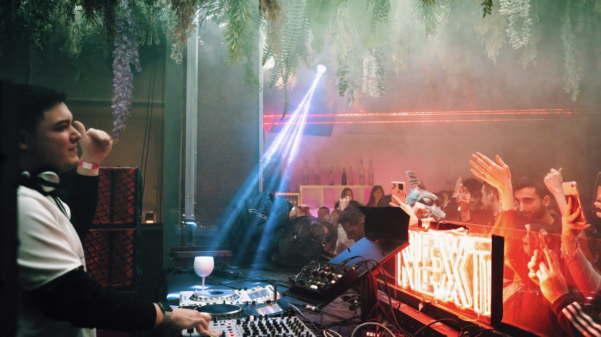 BelmontMusicDJ's tweet photo. Pequeños fragmentos de una noche inolvidable. 💣💥
•
¡Nos vemos pronto! 🙌
•
📍: @nextclubvalencia
📸: @racheeleyes
•
•
#Valencia #NextClub #Clubbing #NightClub #Dj #GoodVibes #BelmontMusic https://t.co/jZInqfr8pe