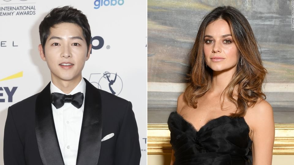 LiryOnni's tweet photo. Song Joong ki se casó por civil con Katy Louise Saunders 💕 y anunció que esperan un bebé🤰

Ella es inglesa de padre inglés y madre colombiana, y vivió mucho tiempo en Italia en donde se dedicó a la actuación y al modelaje.

Fuente: https://t.co/RjPx4ACBO0 https://t.co/ClN5xKtHA1