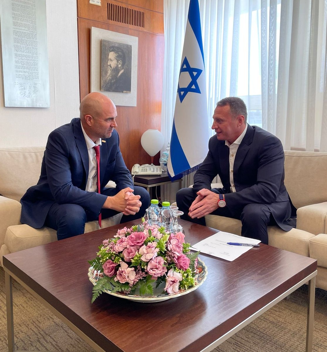 מרגש. 
אחרי 10 שנים כחבר בכנסת ישראל אני יוצא לפסק זמן ומסיים את תפקידי. 
מודה ומעריך את התקופה, את החברים לדרך ואת עם ישראל שבשבילו קמתי כל יום בבוקר לעבוד.