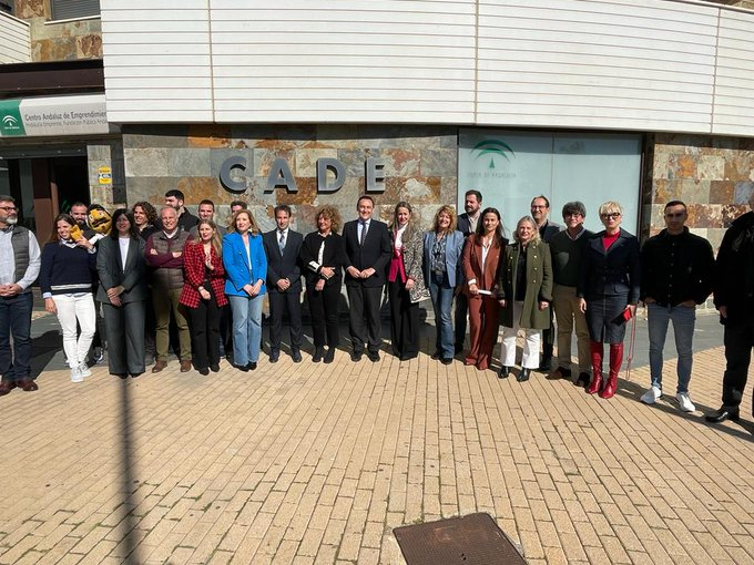 aemprende's tweet photo. 💫 #TalentoEmprendedor onubense 🔝🔝

📸 @GoVillamandos, consejero @UniversidadAnd y autoridades, conocen los servicios que #EquipoEmprende ofrece a #emprendedores y #empresas 🚀 desde #CADEHuelva 🙌 

🗞️ ¡Así ha sido la visita de hoy! https://t.co/dlkIX2UjpF

#territorioemprende https://t.co/c1OM6YrJSP
