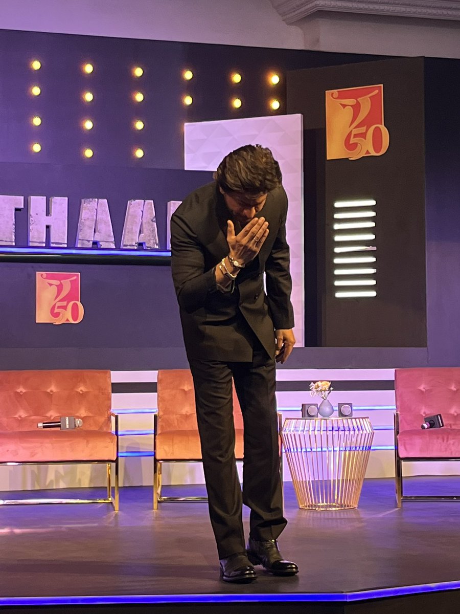 yrf's tweet photo. The #Pathaan himself😍 @iamsrk https://t.co/DsAbrDwRNQ